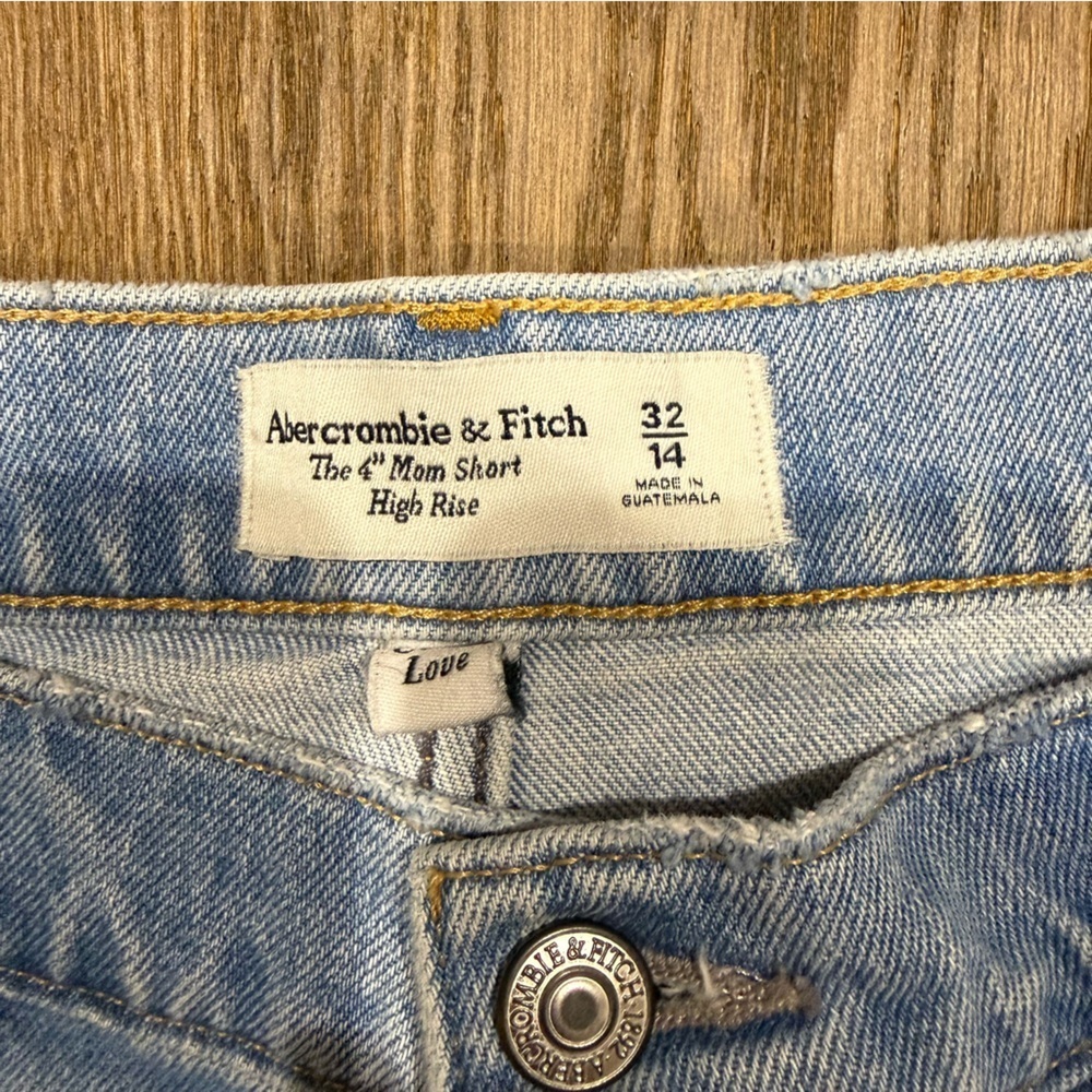 Abercrombie & Fitch The 4" Mom Short High Rise In Light Blue Denim - Picture 2 of 4